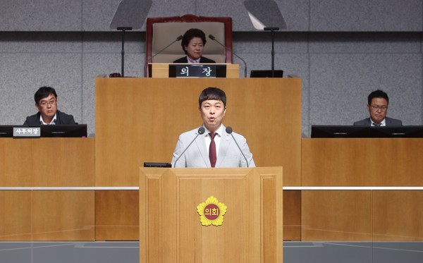 ▲ 도정질문 진행하는 유영일 의원.