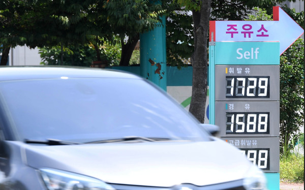 ▲ 연일 유가가 치솟고 있는 16일 광주 서구 한 주유소 앞 도로를 차량이 지나고 있다. /뉴시스