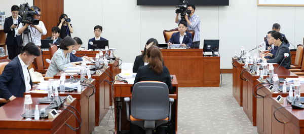▲ 교육위 법안심사소위 주재하는 김영호 소위원장. /뉴시스