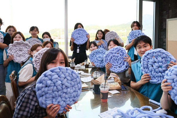 ▲ 한국마사회 동물복지 이색 활동 유기동물 놀이매트 제작 모습.