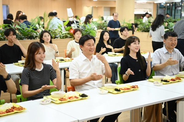 ‘채식하고, 계단타고, 팔팔하게!’ 슬로건에 맞춰 부천시청 구내식당의 식단을 채식 메뉴로 구성했다