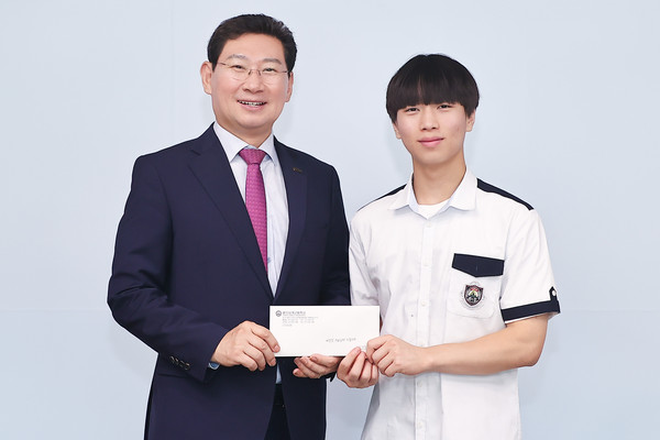이상일 용인특례시장(왼쪽)이 지난 7일 시장실을 방문한 처인구 삼계고등학교 학생회장인 이찬희 군으로부터 삼계고 통학버스 문제를 해결해준 데 대해 감사 편지를 받았다.