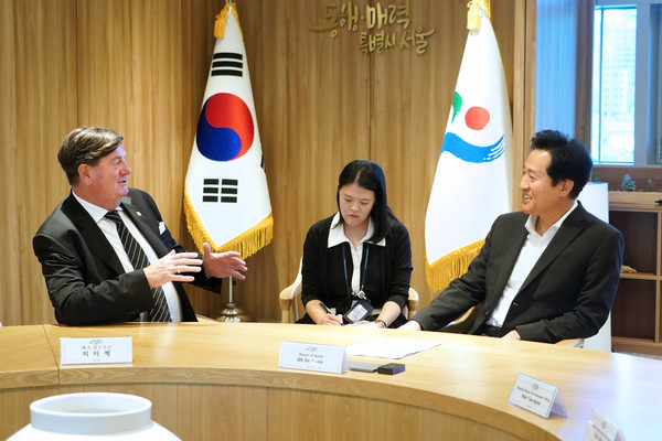 ▲ 오세훈 시장이 8일, 세계 3대 디자인 어워드로 손꼽히는 레드 닷의 피터 젝(Peter Zec) 회장을 만나 ‘디자인 도시 서울’의 발전방향을 논의했다.