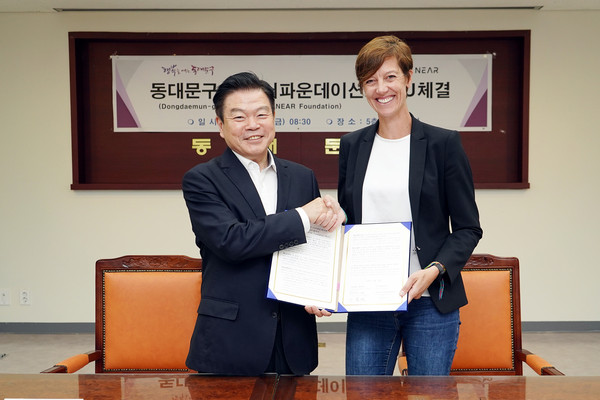 ▲ 협약 체결 기념촬영을 하는 이필형 동대문구청장(사진 왼쪽).
