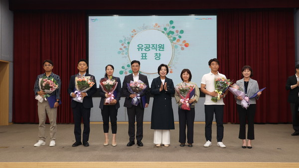 ▲ 과천시 적극행정 우수공무원 표창 수여식 개최 모습.