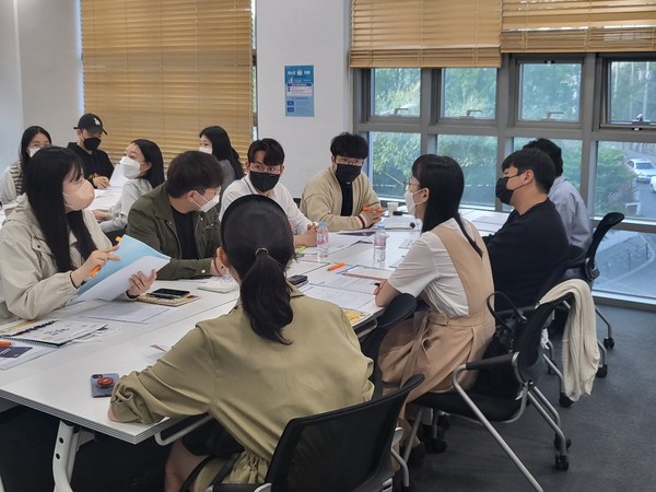 ▲ 동작구 청년정책의 하나인 '청년 네트워크' 발대식을 개최식을 갖고, 청년들이 의견을 나누고 있다.