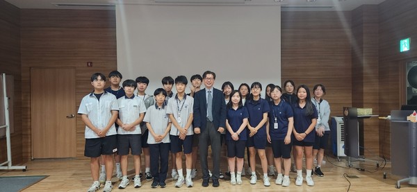 ▲ 국제관계 대사 초청 강연회 기념촬영.