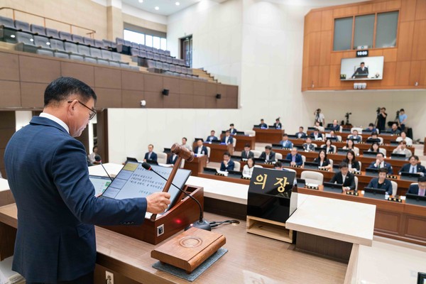 ▲ 용인특례시의회, 제275회 임시회 개회 선언하는 윤원균 의장.