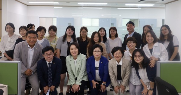 ▲ 이소영 국회의원을 비롯해 더불어민주당 소속 시도의원들은 8일 의왕시정신건강복지센터를 방문해 관계자들과 만남을 갖고 기념촬영을 하고 있다.