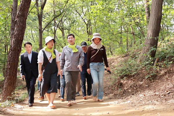 ▲ 시민들과 함께 한숲 어싱길을 걷고 있는 이상일 용인특례시장.