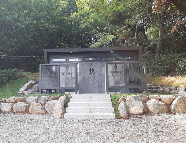 ▲ 수세식 화장실 설치 모습.