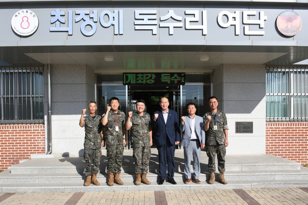 ▲ 박형덕 동두천시장 군부대 위문활동 모습.