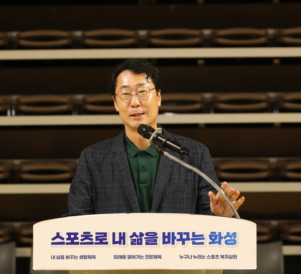 ▲ 정명근 화성시장이 배드민턴대회에서 인사말을 하고 있다.