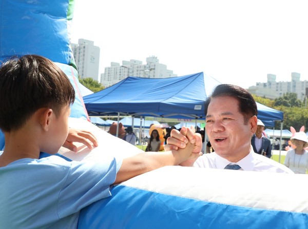 ▲ 최대호 안양시장이 아이와 소통하고 있다.