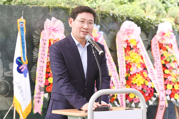 ▲ 이상일 용인특례시장이 농촌지도자·생활개선 한마음 교육에서 축사를 하고 있다.