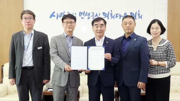▲ ㈔경기청년기업협회 임원진 정담회 기념촬영하는 염종현 의장(가운데).