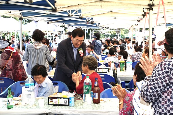 ▲ 주낙영 경주시장이 월성동 경로잔치 및 동민화합한마당 체육대회 참석자들과 소통하고 있다.