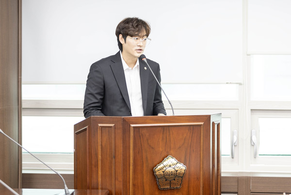 ▲ 지난 8월 30일 제284회 임시회 도시환경위원회에서 ‘안산시 교통안전 증진을 위한 지원 조례 전부개정조례안’에 대해 설명하고 있는 선현우 의원.