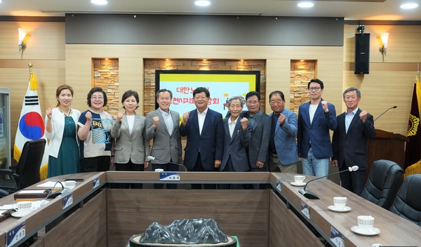▲ 포천시의회-대한노인회 포천시지회와 간담회 기념촬영.