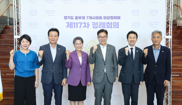 ▲ 경기도 중부권7개시의회 의장협의회_시흥오이도박물관 방문 모습.