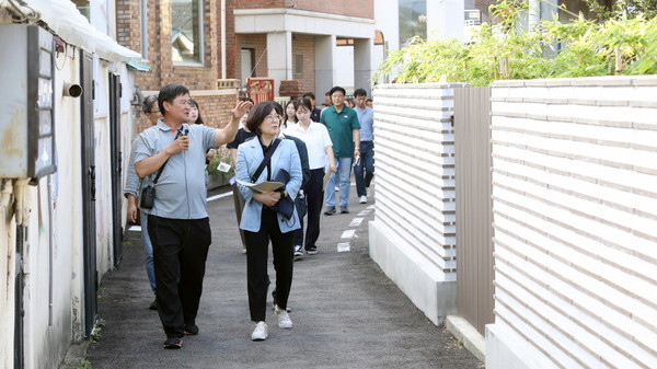 ▲ 김보라 안성시장과 관계자들이 명주동 골목을 걷고 있다.