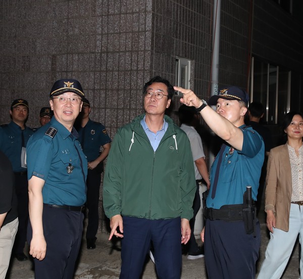 ▲ 정명근 화성시장이 특별치안활동을 실시하고 있다.