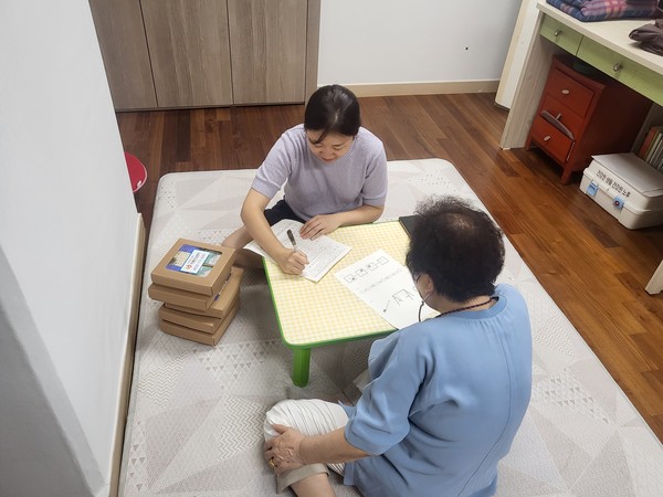 ▲ 인천 동구 독거노인 치매예방프로그램 진행 모습.