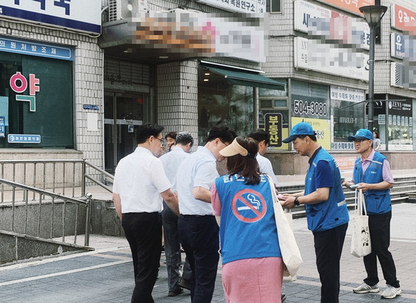 ▲ 과천시 공무원과 금연단속원이 시민들에게 금연 홍보를 하고 있다.