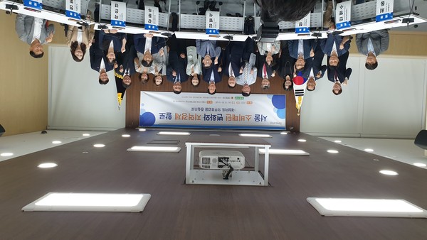 ▲ 대형마트 의무휴업 규제 완화 정책토론회 개최 기념촬영 모습.
