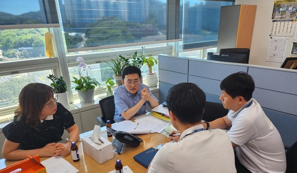 ▲ 용인특례시 시유재산발굴팀 관계자들이 사례별 업무 노하우를 전수하고 있는 모습.