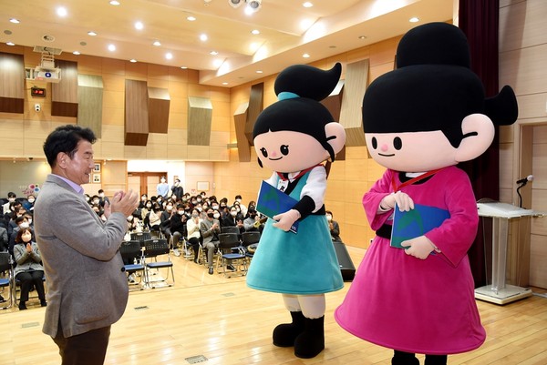 ▲ 김동근 의정부시장과 의돌이와 랑이 모습.