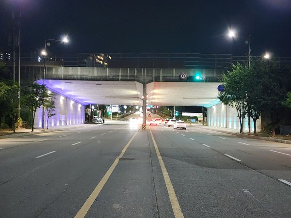 ▲ 오산시 부산교 보도 LED조명 설치 완료 모습.