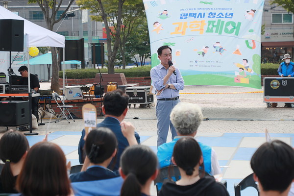 ▲ 청소년 과학 페어에 참석한 정장선 평택시장.