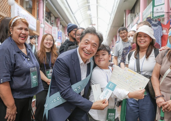 ▲ 지난 13일 인천국제공항공사가 진행한 ‘인천공항 환승객과 함께하는 신포국제시장 방문행사’에서 인천국제공항공사 이학재 사장(사진 앞줄 왼쪽에서 두 번째)이 인천공항 환승투어객들과 기념촬영을 하고 있다.