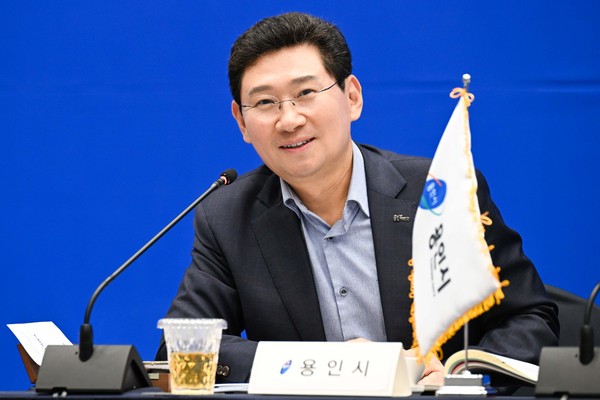 ▲ 이상일 용인특례시장이 경기도시장군수협의회 정책협력위원회에서 김동연 경기도지사에게 서울시의 기후동행카드에 대한 도지사의 입장을 물었다.