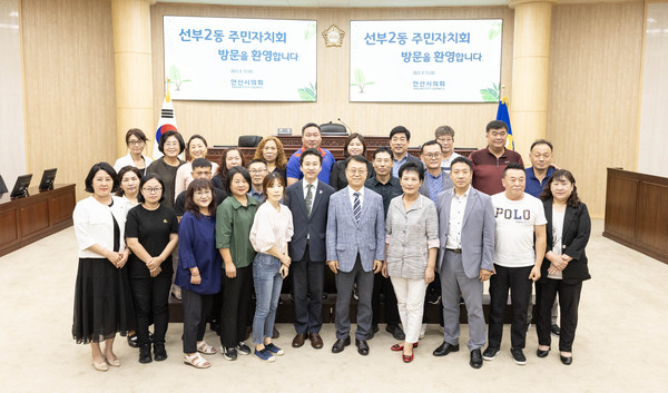 ▲ 의원들과 주민자치회 회원들이 기념 촬영에 임하고 있는 모습.
