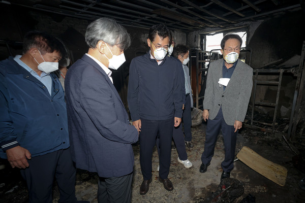 ▲ 15일 오전 영상고 기숙사 화재현장 현장점검 중인 이기재 양천구청장.