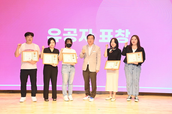 ▲ 하남시 청년의 날 기념식에서 유공자 표창을 수여한 후 기념촬영을 하고 있다.