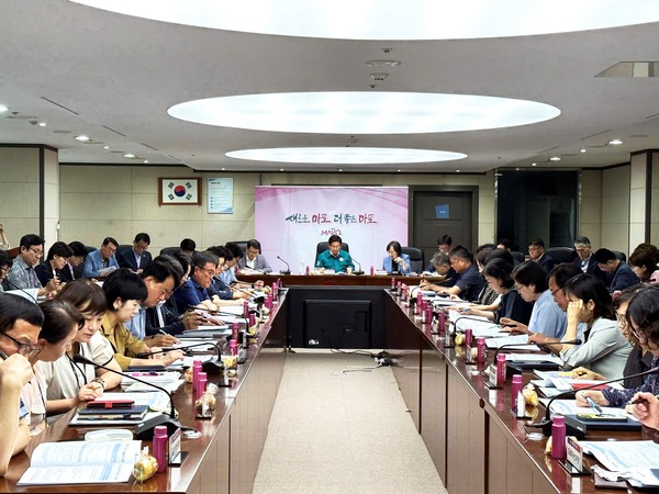 ▲ 이달 확대간부회의에서 간부단과 예산절감 방안을 논의 중인 박강수 마포구청장.