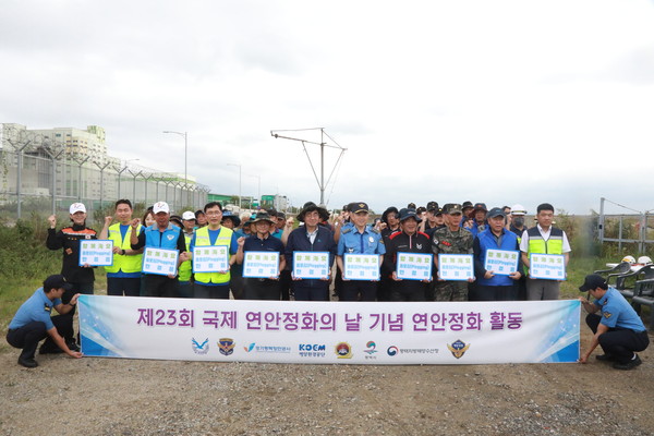 ▲ 경기평택항만공사 김석구 사장(왼쪽에서 네번째) 등 11명(한국해양구조협회, 해양자율방제대, 평택지방해양수산청, 평택해양경찰서, 평택시청, 태영그레인터미널, 한국해양안전협회, 해군2함대, 해양환경공단 평택지사 관계자)/