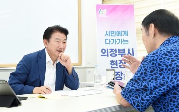 ▲ 김동근 의정부시장이 시민들과 소통하고 있다.