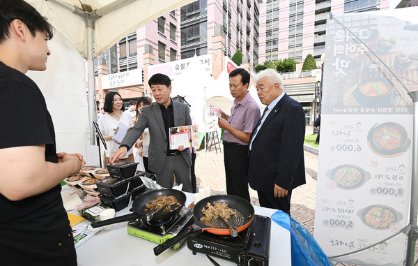 ▲ 차준택 부평구청장이 추석맞이 중소기업 우수제품·식품 판매전에 참석했다.