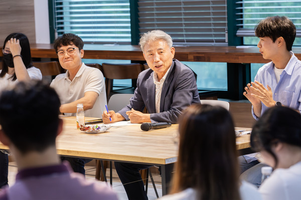 ▲ 윤환 계양구청장이 청년들과 소통하고 있다.