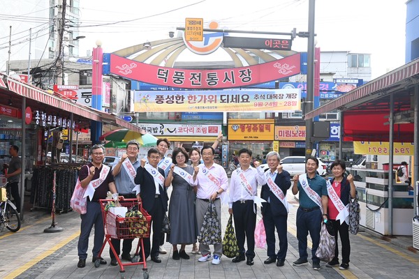 ▲ 이현재 하남시장(왼쪽 앞줄에서 5번째)이 신장·덕풍전통시장과 석바대 상점가 장보기 행사를 진행했다.