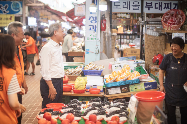 ▲ 윤환 계양구청장이 전통시장 상인과 이야기를 나누고 있다.