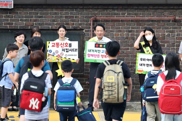 ▲ 김찬진 인천동구청장이 어린이 교통안전 캠페인을 실시하고 있다.