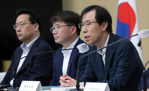 ▲ 정정훈 기획재정부 세제실장이 18일 국세수입에 대한 재추계 결과, 국세 수입은 예산 대비 59.1조원 부족한 341.4조원으로 전망된다고 밝히고 있다. /뉴시스