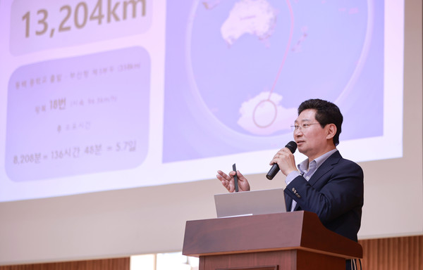 ▲ 이상일 용인특례시장이 동백중학교에서 남극 이야기와 기후위기를 주제로 강연했다.