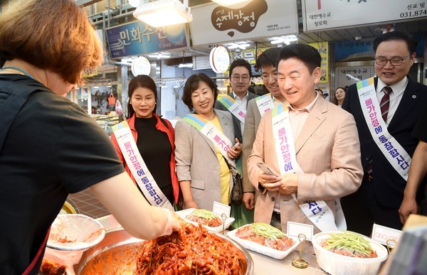▲ 김동근 의정부시장이 제일시장 상인과 소통하고 있다.