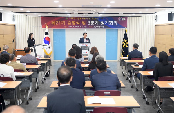 ▲ 이권재 오산시장이 제21기 민주평통 오산시협의회 출범식에서 인사말을 하고 있다.